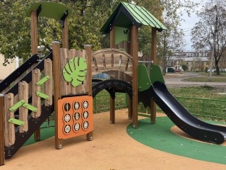 На улицах Черняховского и Матросова установили новые детские площадки