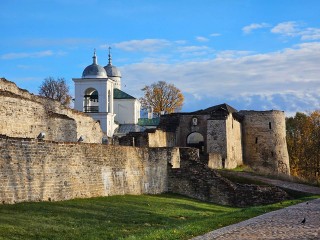Поездку в древний монастырь совершили верующие из Пушкино, чтобы помолиться у пещерных святынь