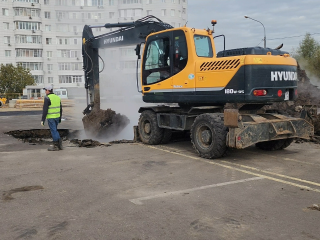 Специалисты «ТСК Мосэнерго» устраняют прорыв теплотрассы в Старых Химках