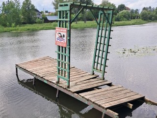Опасный пирс на местном пруду разобрали в Хуторе Рожновка