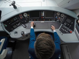 Электропоезд Демиховского завода перевозит пассажиров из Санкт-Петербурга