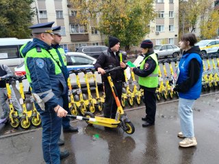 Автоинспекторы напомнили жителям округа правила передвижения на СИМ и велосипедах