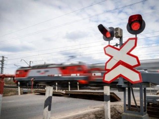 Железная дорога стала безопаснее: новые заграждения и свежий асфальт — что изменилось на переездах у Алпатьево и Луховиц