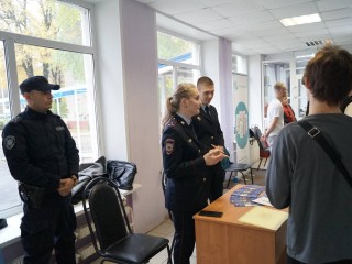Полицейские Ленинского округа пришли на ярмарку вакансий в местном колледже
