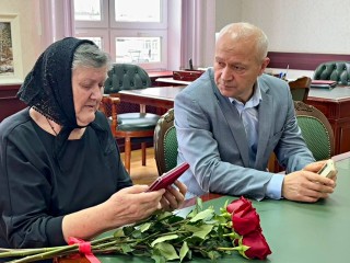 Матери погибшего участника СВО вручили медаль Жукова