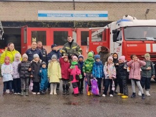 Пожарные в Королеве показали технику и научили детей вызывать экстренные службы
