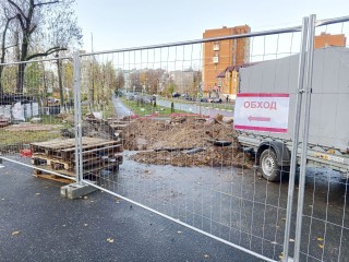 Строители начали формировать основание лестничного марша на улице Победы