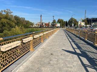 Цветы с пешеходного моста на Площади Свободы в Наро-Фоминске временно убрали