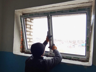В подъездах домов на Павшинском бульваре установили новые окна