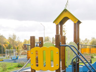 Пострадавшую от вандалов детскую горку у гимназии отремонтируют до 7 октября