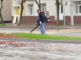 Коммунальщики убрали опавшие листья и подготовили  улицы к зиме