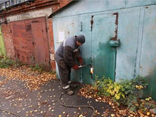 Специалисты демонтировали незаконный гараж на улице Дирижабельной