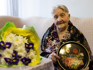 Лыткаринцы, достигшие 80 лет, получают памятные подарки от губернатора