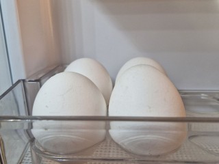 Три года мать собирала скорлупу от яиц: вот зачем она нужна на огороде и дома