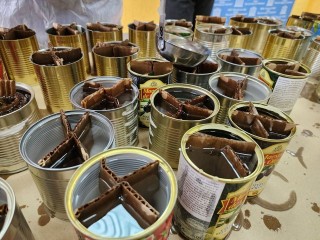 Школьники смастерили своими руками свечи для бойцов СВО