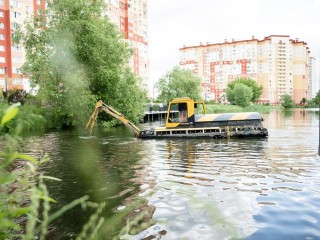Экскаваторы-амфибии помогли расчистить семь водоемов в Люберцах