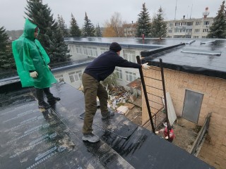 На кровле детского сада «Ласточка» строители установили желоба и водоотводы