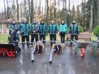 В городском парке к зиме подготовили технику, инвентарь и гранитную крошку