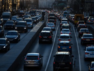 О мокром снеге и загрузки дорог в пять баллов предупредили водителей