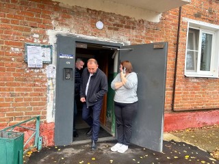 Чеховский чиновник поручил отрегулировать доводчики на подъездах в Новом Быту