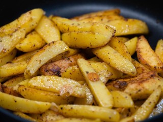 Почему свеженарезанный картофель нельзя жарить сразу: секрет хрустящей корочки и безопасного вкуса