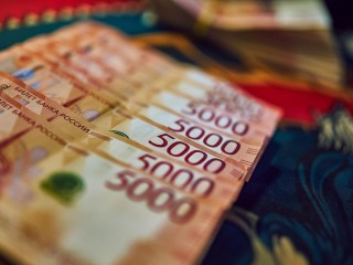 Курс рубля к доллару, евро и юаню на 16 октября 2025 года: за сколько покупают и продают в банках сегодня