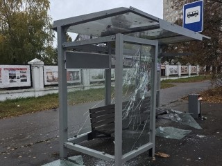 Житель Жуковского повредил остановочный павильон на улице Гагарина