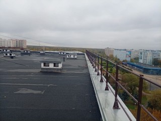 Жильцов дома на Полиграфистов избавили от сырости из-за протекающей кровли