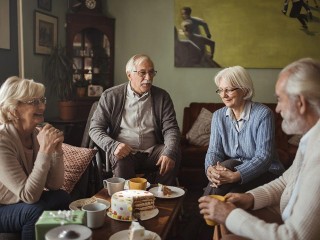Пожилых с деменцией предложили бесплатно обеспечивать GPS-трекерами