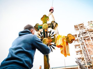 В Новощапово вернули крест на храм после 75 лет реконструкции