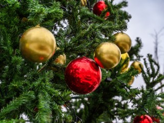 Как сэкономить на елочных украшениях к Новому году