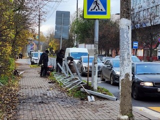 В Истре демонтировали старые и поставили новые ограждения у домов на улице Босова