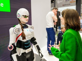«Она старалась как могла»: робот София из Подмосковья станцевала под песню Булановой