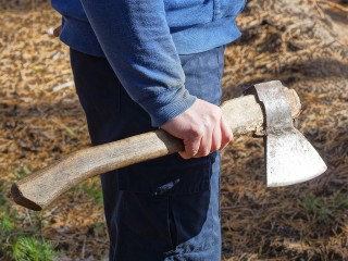 Стало известно, из-за чего мужчина чуть не зарубил топором родственника в Ступине