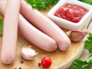 Готовы к употреблению, но есть нюанс: почему сосиски все-таки лучше кипятить