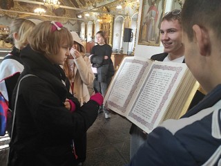 Бронницкие студенты в храме Архангела Михаила учились читать Евангелие