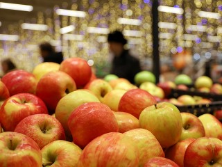 Блестят, как лакированные: почему импортные яблоки не стоит есть, не помыв