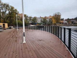 Лежаки у воды и новые дорожки: в Пушкино преображается Травинское озеро