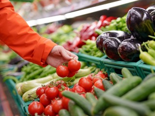 Готовим запасы на зиму: список продуктов, которые сейчас дешевле всего