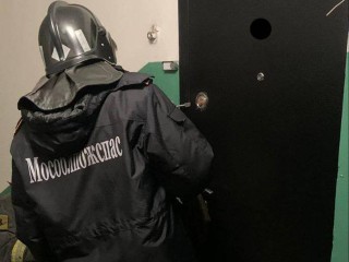 В Красногорске спасатели помогли медикам попасть в запертые жилища к нуждающимся в помощи людям