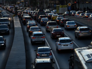 Загруженность дорог Подмосковья вечером 14 октября оценили в 5 баллов