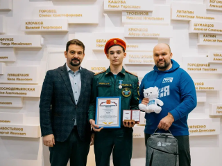 Не смогли остаться в стороне: волонтеров, спасавших людей, отметили наградами