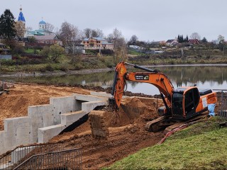 В парке «Долина» укрепляют дамбу