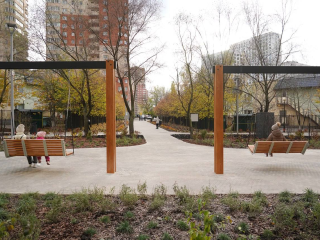 Новые дорожки и декоративные кустарники: как изменился сквер в мкр. Белая Дача