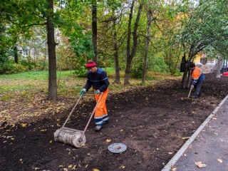 От тракторов к качелям: на финишной прямой обновление сквера у МФЦ