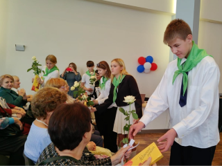 Школьники Электрогорска подарили педагогам бумажных пеликанов