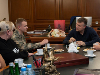 «Не могу оставить там людей»: Герой России Андрей Родионов встретился с главой Серпухова