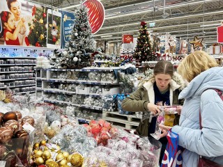 До Нового года остается 71 день: магазины уже вводят в ассортимент праздничную продукцию
