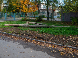 На улице Полевой уберут брошенные фонарные и подпорные столбы