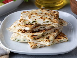 Вкуснее хачапури: простые лепешки на сковороде с сыром и зеленью за пять минут